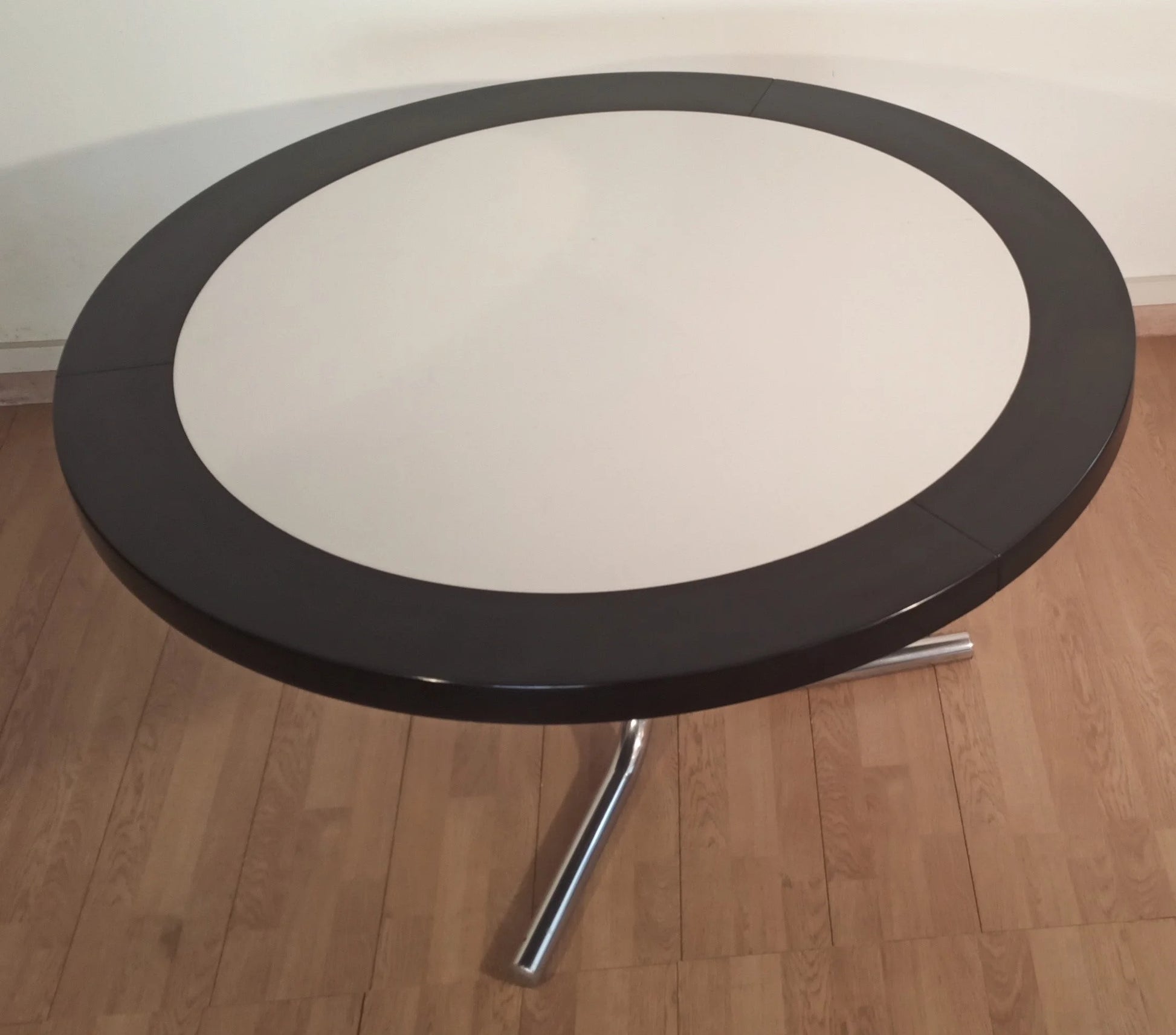 Tavolo da pranzo desco vintage di achille castiglioni per zanotta con piano nero e gambe cromate anni 70