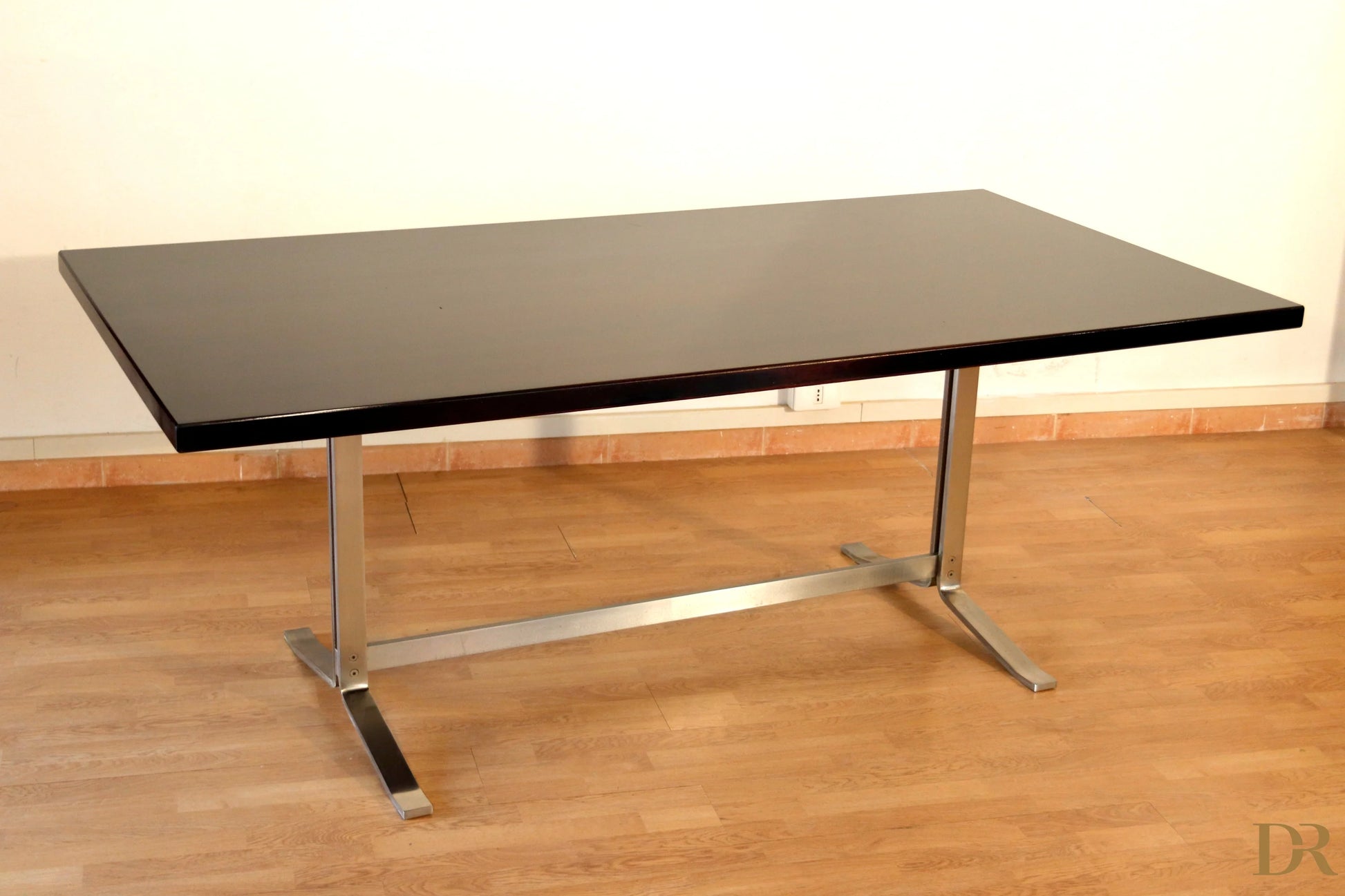 Tavolo formanova di gianni moscatelli con piano rettangolare lucido nero e gambe in metallo cromato design metà secolo