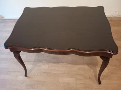 Tavolo chippendale vintage in noce con vetro temperato fumè splendido e gambe cabriole curve in legno scuro