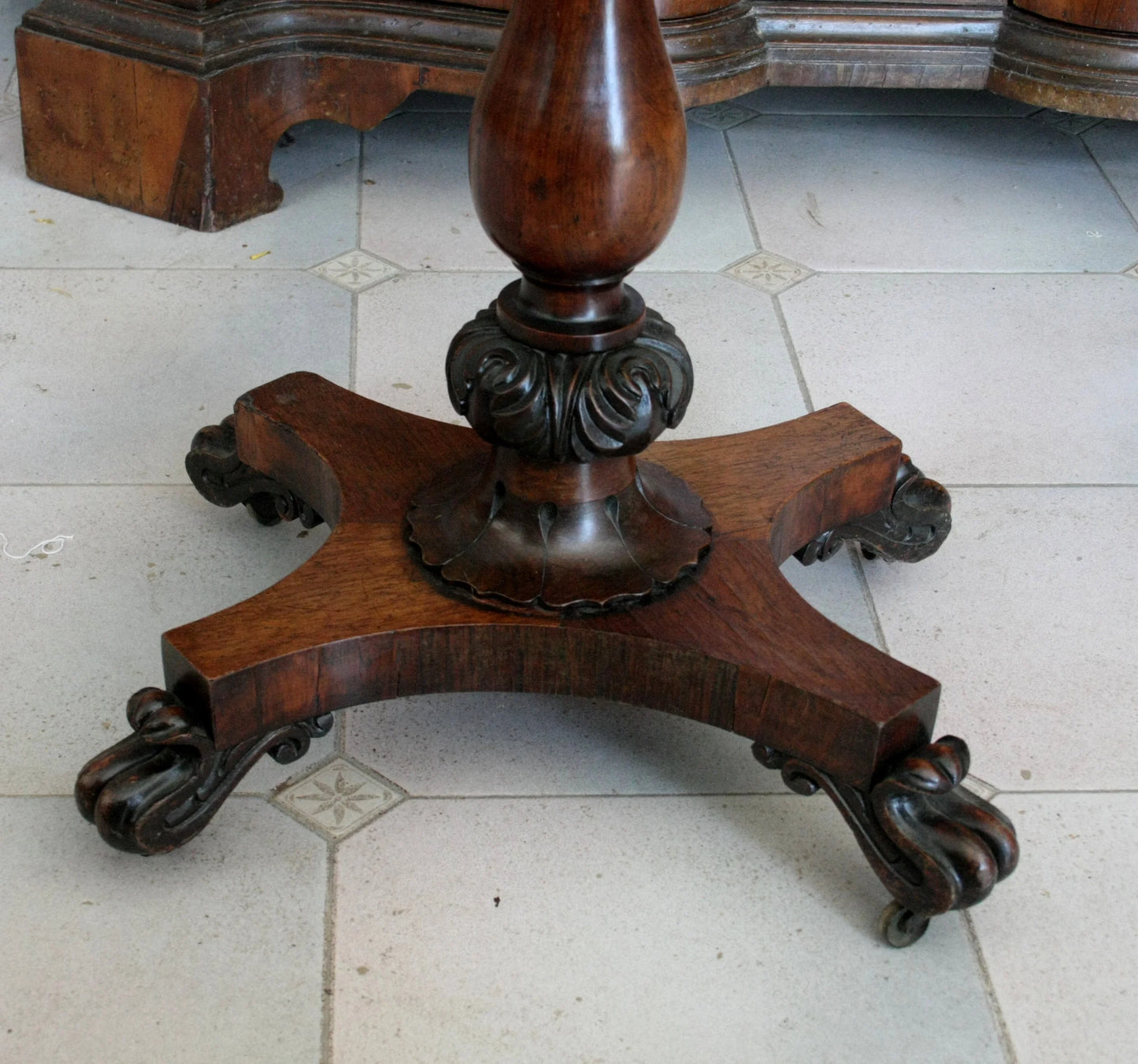 Mobile per tè realizzato intorno al secolo gran britannia con base in legno scuro e gambe artigliate gugliemo iv inglese